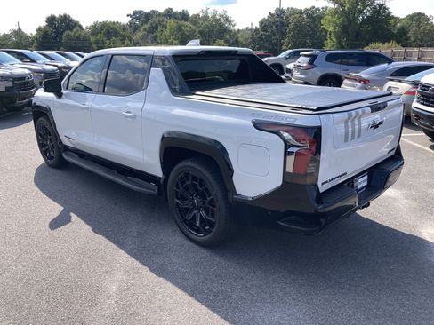 New 2026 Chevrolet Silverado EV 4x4 Crew Cab image 8