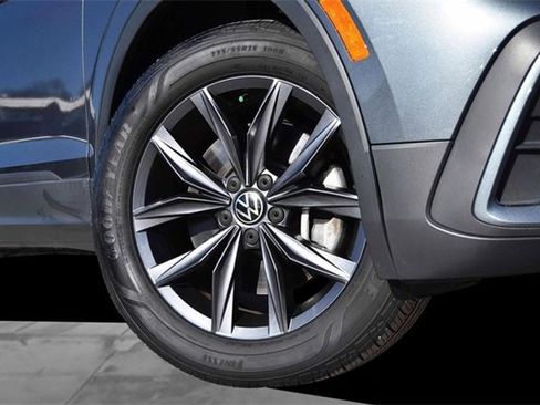 Certified 2022 Volkswagen Tiguan SE w/ Panoramic Sunroof Package image 3