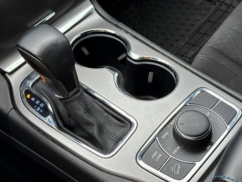 Used 2019 Jeep Grand Cherokee Laredo AWD/4WD image 22