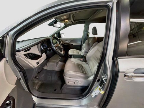 Used 2020 Toyota Sienna XLE AWD/4WD image 5