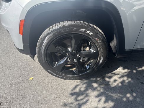 Used 2021 Jeep Grand Cherokee L Laredo image 11