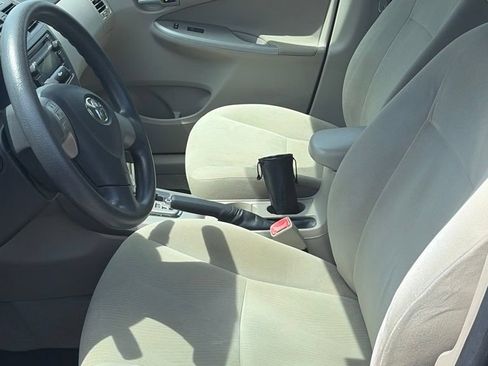 Used 2012 Toyota Corolla LE FWD image 3