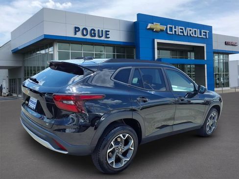 Used 2024 Chevrolet Trax LT FWD image 2