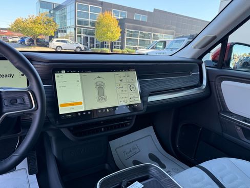 Used 2025 Rivian R1S Adventure image 39