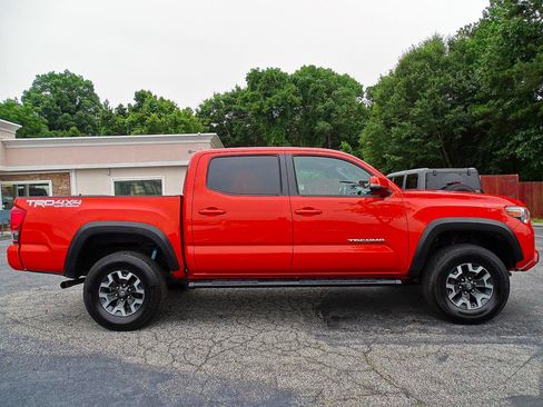 Used 2016 Toyota Tacoma TRD Off-Road w/ Premium & Technology Package AWD/4WD image 12