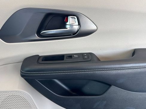Used 2023 Chrysler Pacifica Touring-L FWD image 26