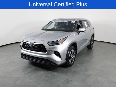 Used 2022 Toyota Highlander XLE image 2