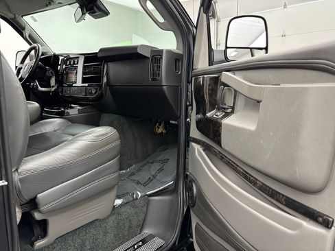 Used 2020 GMC Savana 2500 Extended w/ Enhanced Convenience Package RWD image 22