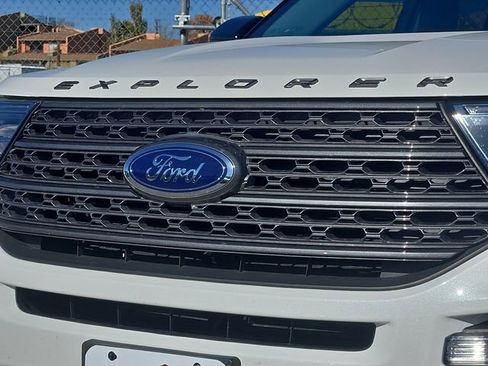 Used 2022 Ford Explorer XLT w/ Equipment Group 202A image 7