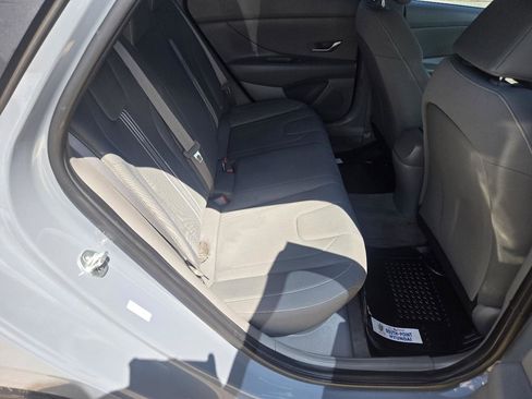 Used 2021 Hyundai Elantra SEL FWD image 12