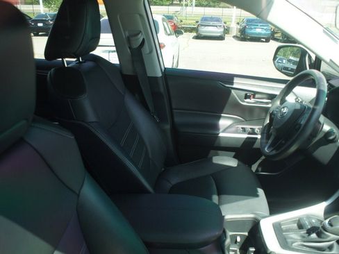 Used 2022 Toyota RAV4 XLE Premium FWD image 4