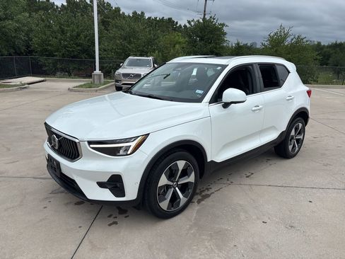 Used 2023 Volvo XC40 B5 Plus w/ Driver Assist Package AWD/4WD image 1