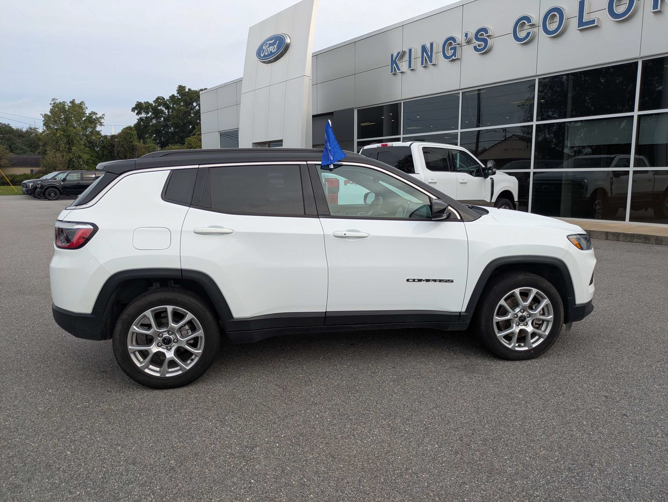 Used 2025 Jeep Compass Limited AWD/4WD image 3