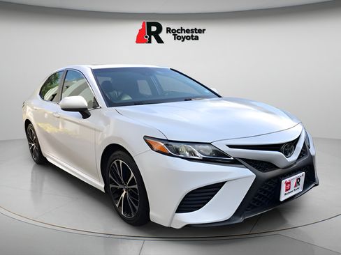 Used 2018 Toyota Camry SE w/ Moonroof Package FWD image 1
