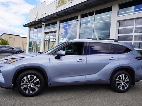 Used 2021 Toyota Highlander XLE image 3