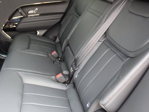 Used 2025 Land Rover Range Rover Sport SE image 4