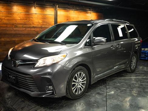 Used 2019 Toyota Sienna XLE w/ XLE Navigation Package FWD image 2