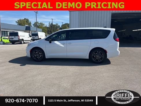 New 2026 Chrysler Pacifica Select image 22