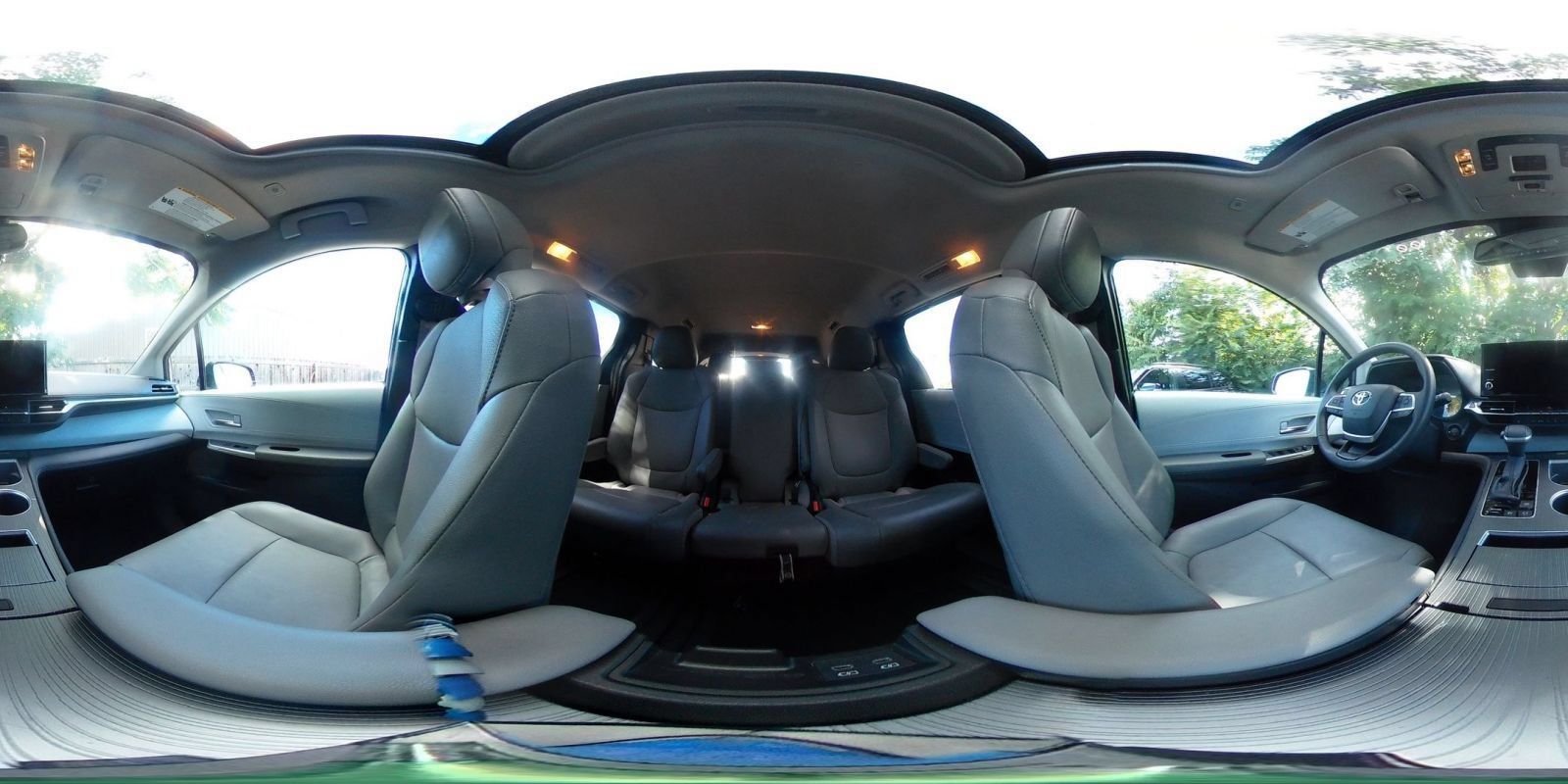 Used 2025 Toyota Sienna XLE FWD image 43