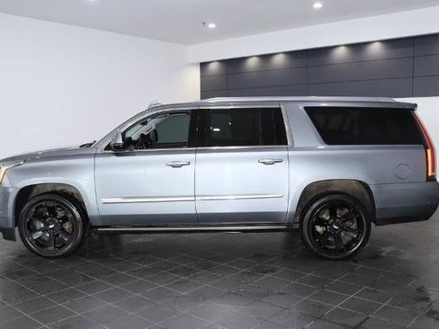 Used 2019 Cadillac Escalade ESV Premium Luxury image 2