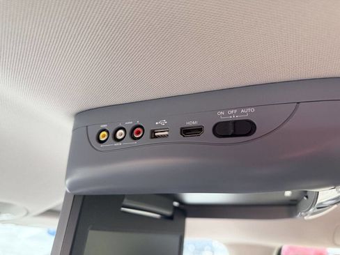 Used 2017 Chrysler Pacifica Touring FWD image 9