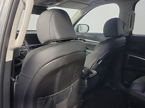 Used 2025 Kia Telluride EX w/ EX Captain's Chair Package AWD/4WD image 18