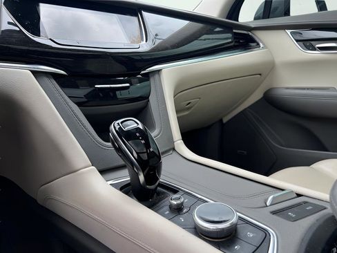 Used 2021 Cadillac XT6 Premium Luxury FWD image 40