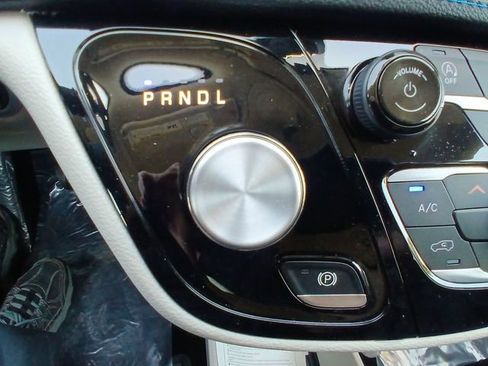 Used 2021 Chrysler Pacifica Touring-L FWD image 19