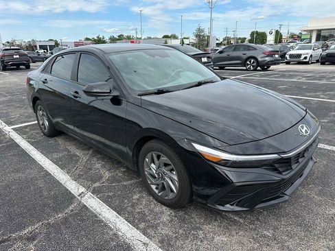 Used 2025 Hyundai Elantra Hybrid FWD image 1