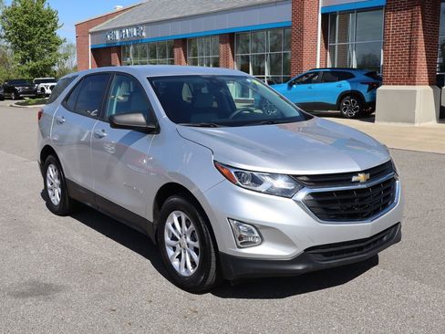 Used 2020 Chevrolet Equinox LS w/ LS Convenience Package FWD image 2
