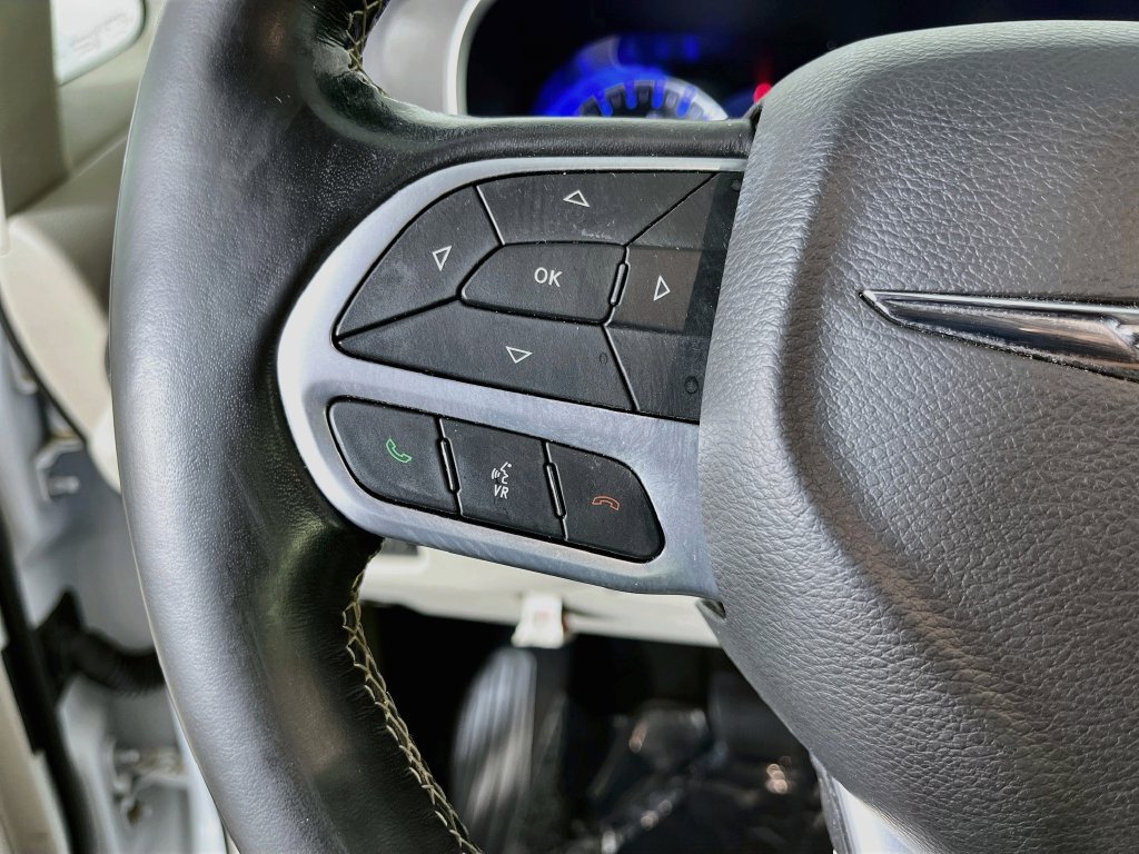 Used 2021 Chrysler Pacifica Touring-L FWD image 13