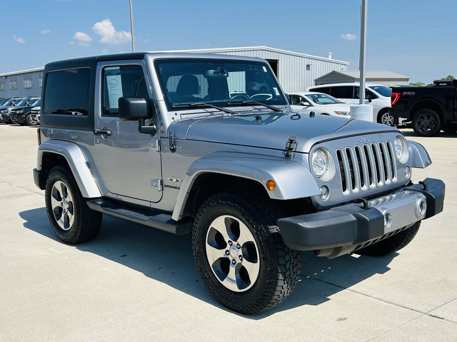 Used 2017 Jeep Wrangler Sahara w/ Connectivity Group AWD/4WD image 2