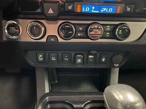 Used 2018 Toyota Tacoma Limited image 22