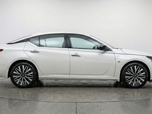 Used 2025 Nissan Altima 2.5 SV image 11