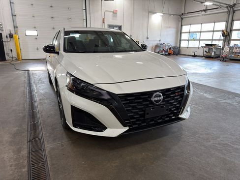 Used 2024 Nissan Altima 2.5 SR w/ SR Premium Package AWD/4WD image 3