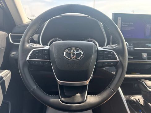 Used 2023 Toyota Highlander XLE AWD/4WD image 12