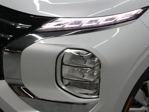 New 2026 Mitsubishi Outlander ES image 2