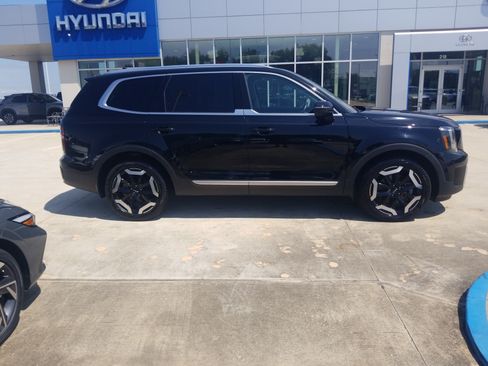 Used 2023 Kia Telluride EX w/ EX Captain's Chair Package FWD image 8