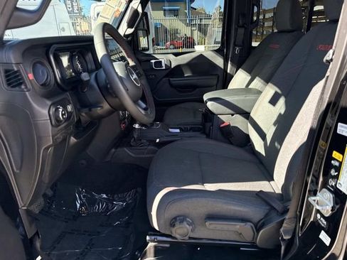 Used 2024 Jeep Gladiator Rubicon w/ Convenience Group image 16