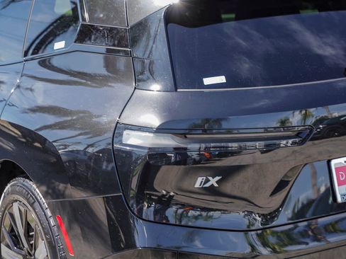 Used 2023 BMW iX xDrive50 w/ Sport Package image 7