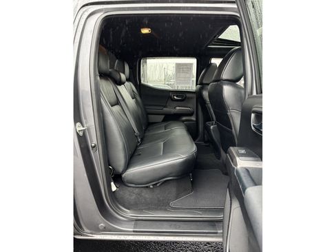 Used 2018 Toyota Tacoma TRD Sport image 12