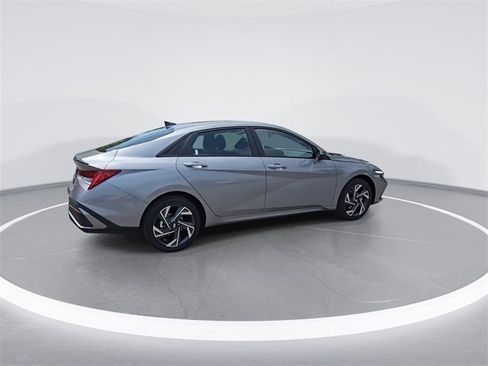 New 2025 Hyundai Elantra SEL image 9