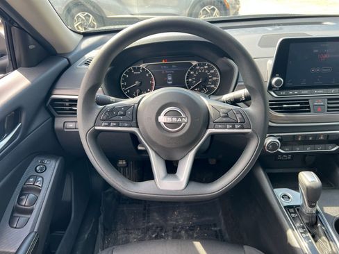 Used 2025 Nissan Altima 2.5 SV FWD image 34