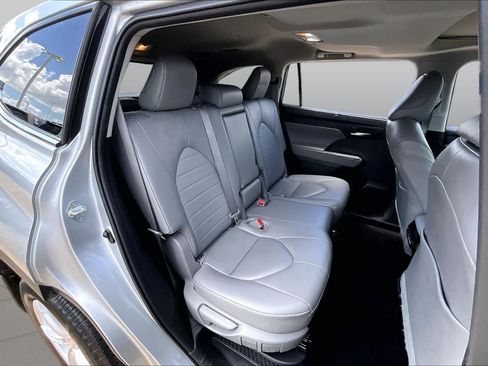 Used 2023 Toyota Highlander XLE AWD/4WD image 21
