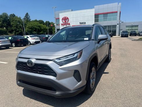Used 2025 Toyota RAV4 XLE AWD/4WD image 2