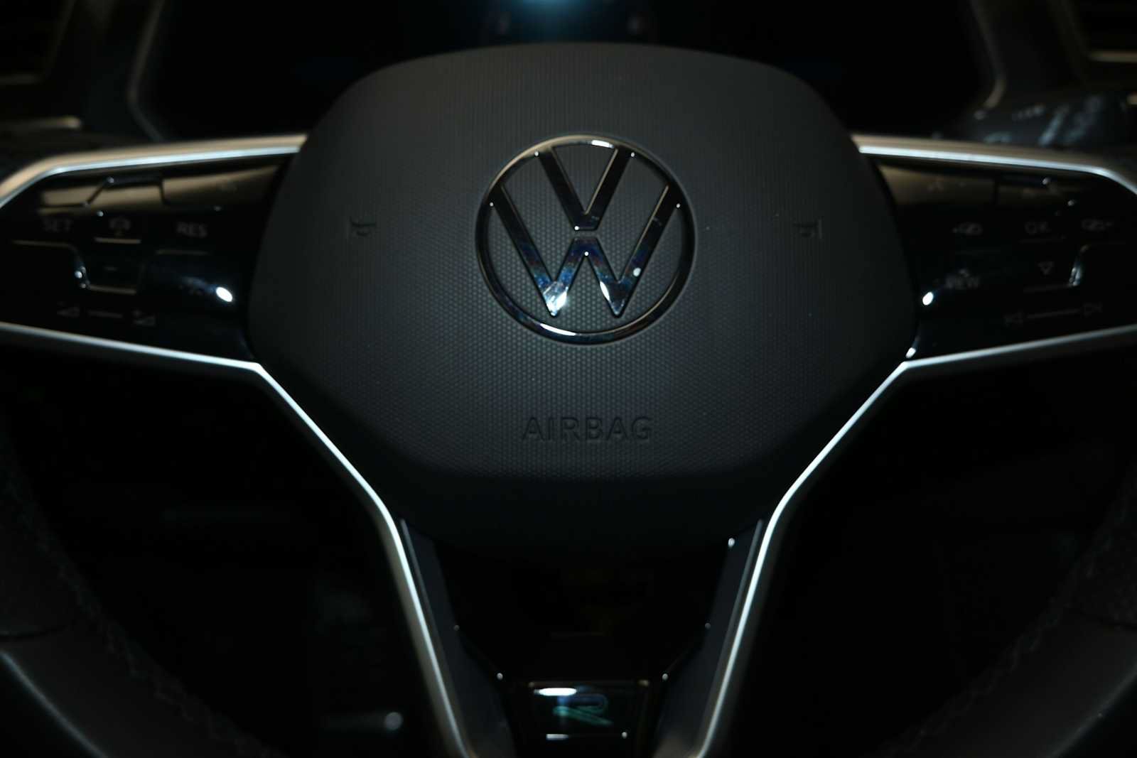 Used 2022 Volkswagen Tiguan SE R-Line AWD/4WD image 11