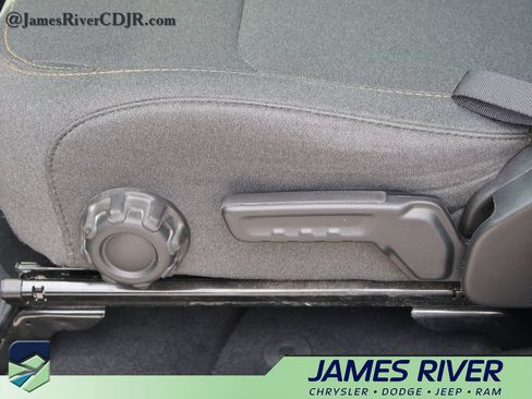 Used 2024 Jeep Gladiator Sport AWD/4WD image 23