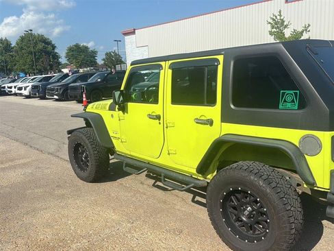 Used 2017 Jeep Wrangler Unlimited Sahara w/ Dual Top Group AWD/4WD image 9