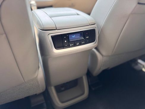 Used 2019 Toyota Highlander XLE AWD/4WD image 22