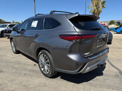 Used 2021 Toyota Highlander Platinum FWD image 9